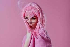positiv ung kvinna rosa jacka innehav hår kosmetika studio modell oförändrad foto