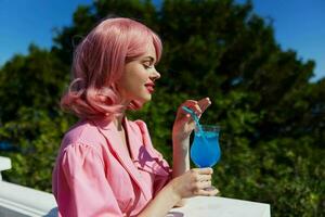 ung kvinna dricka en cocktail på de terrass avslappning begrepp foto