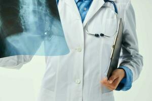 kvinna läkare i vit täcka röntgen sjukhus hälsa foto
