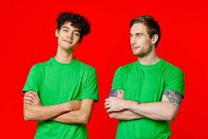 två män i grön t-tröjor stå Nästa till kommunikation vänskap foto
