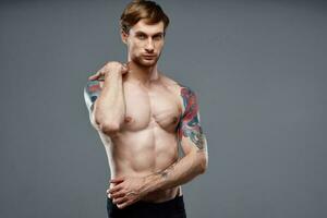 sexig kille tatuerade idrottare kroppsbyggare kondition muskulös torso foto