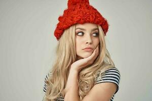 Söt kvinna i modern kläder röd hatt Framställ foto