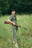 kvinna soldat en kvinna med en vapen i henne händer i en grön overall se till de sida foto