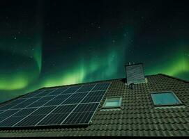sol- paneler producerar rena energi på en tak av en bostads- hus med aurora borealis i de bakgrund. foto