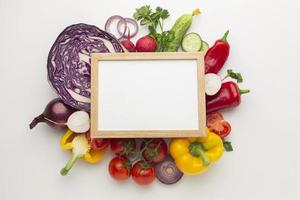 grönsaksarrangemang med ram foto