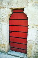 medeltida röd dörr foto