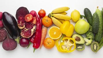 ovanifrån av grönsaker och frukt sorterade efter färg foto