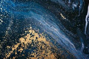 vätska konst akryl färger. abstrakt blandning blå navi måla vågor. flytande gyllene flöden stänk. marmor effekt bakgrund eller textur foto