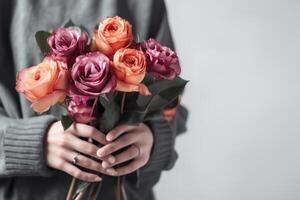kvinna hand innehar skön bukett av rosor. mödrar dag, Semester dekor, blomma leverans begrepp. generativ ai illustration foto