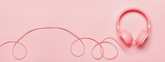 rosa hörlurar på rosa baner. minimal musik begrepp, platt lägga, kopia Plats, svartvit färger foto