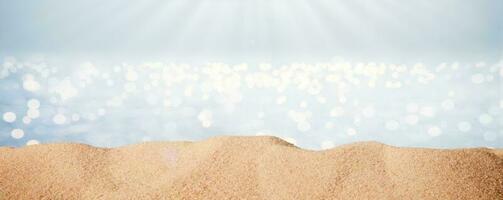 suddig hav baner med sand och solljus. bakgrund för reklam sommar resa och Sol skydd Produkter foto