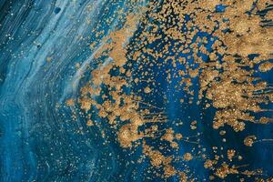 vätska konst akryl färger. abstrakt blandning blå måla vågor. flytande gyllene flöden stänk. marmor effekt bakgrund eller textur foto