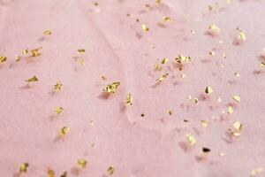 gel med guld partiklar, selektiv fokus. skönhet hud vård produkt närbild på en rosa bakgrund foto