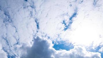blå himmel med vit moln bakgrund foto