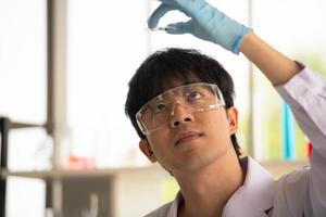 asiatiska unga forskare laboratorietestning och analys kemikalier vid laboratoriet foto