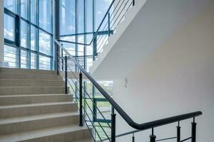 trappa nödsituation och evakuering utgång trappsteg i upp stege i en ny kontor byggnad. foto