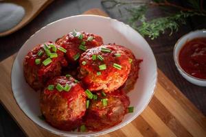 köttbullar med tomatsås och örter foto