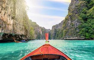 reser med långsvansbåt på fantastiskt smaragdlagunhav foto
