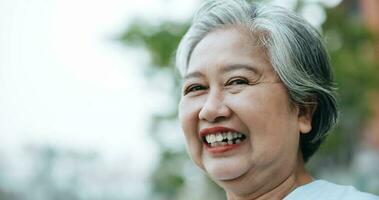 porträtt av vuxen asiatisk kvinna leende med lycka foto