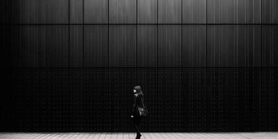 ai genererad. ai generativ. svartvit svart och vit stad urban Foto realistisk illustration med ensam person. noir drama ensam vibe. grafisk konst