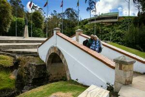 senior mor och vuxen dotter reser. de känd historisk bro av boyaca i colombia. de colombianska oberoende slåss av boyaca tog plats här på augusti 7, 1819. foto