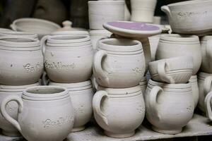 keramik på de utarbetande bearbeta på en traditionell fabrik på de små stad av raquira i colombia foto