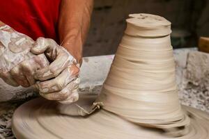 keramik på de utarbetande bearbeta på en traditionell fabrik på de små stad av raquira i colombia foto