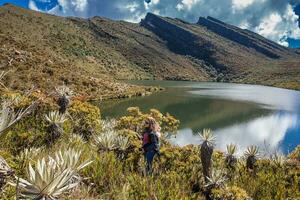 ung kvinna utforska de natur av en skön paramo på de avdelning av cundinamarca i colombia foto