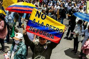 Bogota, colombia, 2022. fredlig protest marscherar i bogota colombia mot de regering av gustavo petro. foto