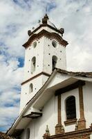 de historisk capilla de san francisco byggd i 1746 på de stad av guadalajara de buga i colombia foto