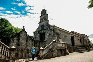 senior kvinna på de skön historisk kyrka la ermita byggd i de sextonde århundrade i de stad av mariquita i colombia foto