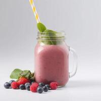 en glas burk av smoothie generativ ai genererad foto