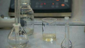 laboratorium glas och Utrustning för vetenskaplig forskning och utveckling i klinisk laboratorium foto