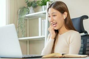 Framgång, Lycklig asiatisk ung företag kvinna bär hörlurar, lyssna till testa examen vinnare i klass studie av högskola, fira studerande uppkopplad, läsa e-post eller webb via internet, triumf av skaffa sig bra jobb. foto