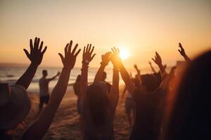 glädjande folkmassan med händer i de luft, sommar semester bild, bokeh människor ha roligt på solnedgång på en strand, generativ ai foto