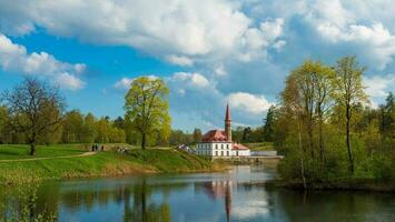 priory palats i de grön parkera förbi de damm. foto