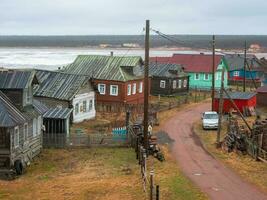 en små äkta by på de vit hav kust. kashkarantsy fiske kollektiv odla. kola halvö. Ryssland. foto