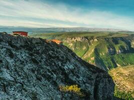 en ensam hus på en sten i de kaukasus berg. foto