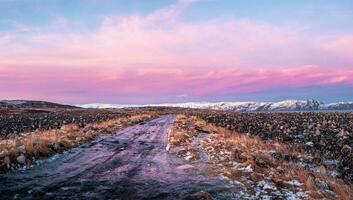 isig vinter- väg genom de tundra i teriberka. Fantastisk färgrik arktisk landskap foto