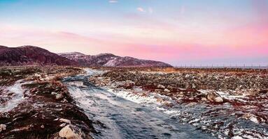 isig hal arktisk väg genom de tundra. nordlig vinter- väg. magenta polär solnedgång. foto