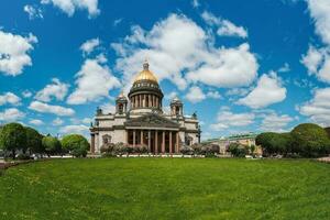 de sommar naturskön med helgon isaacs katedral, ikoniska landmärke i st. Petersburg, ryssland foto