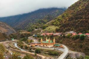 moské i de berg by av armkhi, ingushetia. foto