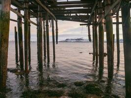 de skelett av en fiske skjul på de strand. övergiven hus mot de arktisk himmel. gammal äkta by av teriberka. foto