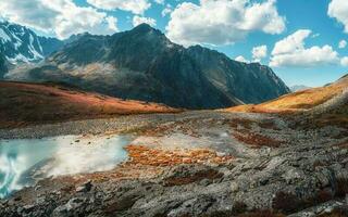 panorama- alpina landskap med skön berg sjö foto
