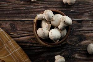 färska ekologiska svampar i en träskål foto