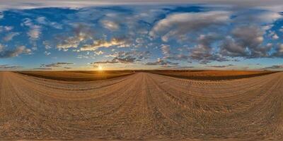 360 hdri panorama på grus väg med kväll moln på blå himmel innan solnedgång i likriktad sfärisk sömlös utsprång, använda sig av som himmel ersättning i Drönare panoramabilder, spel utveckling som himmel kupol foto