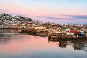 arktisk by på de Strand av de barents hav. Fantastisk se av vinter- teriberka. foto