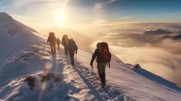 grupp av människor vandring i vinter- bergen med Snöskor och ryggsäckar med ai genererad. foto