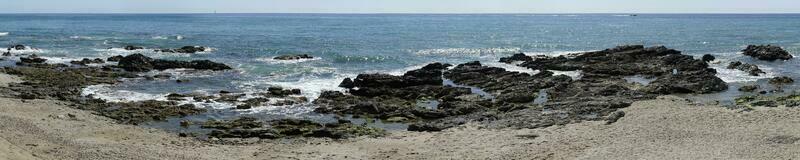 stenar på hav Strand i cala de mijas, Spanien - panorama foto