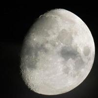 måne på en svart bakgrund foto